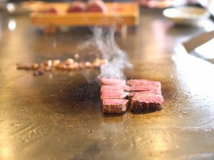 鉄板で焼かれる牛肉