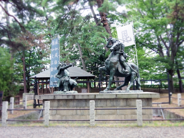 武田信玄と上杉謙信像