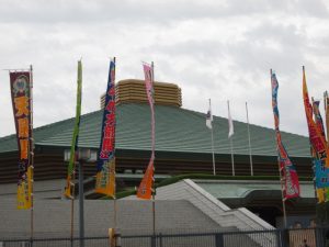 大相撲本場所の会場の外の風景