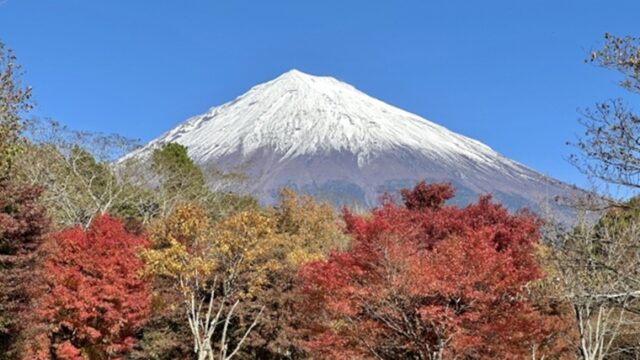 秋の綺麗な空と富士山