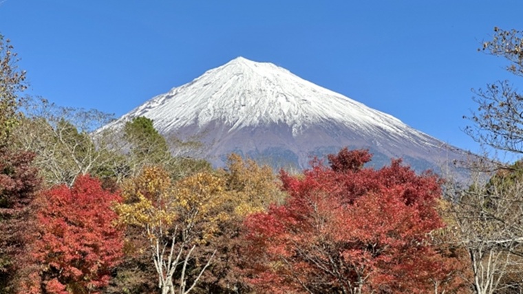 秋の綺麗な空と富士山
