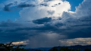 夏の積乱雲と雨