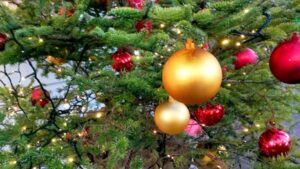 クリスマスツリーと飾り