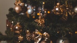 クリスマスツリーの飾りのオーナメントボールなど