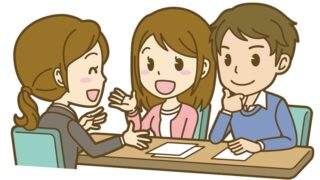 縁起のいい日に結婚式をしたいと相談するカップル