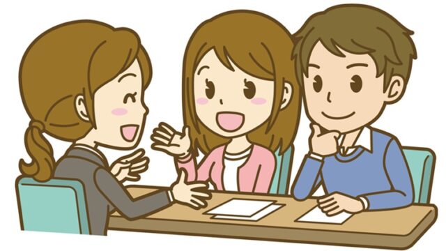 縁起のいい日に結婚式をしたいと相談するカップル