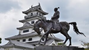 今治城と藤堂高虎像